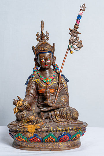 Guru Rinpoche dipinto a mano in rame ossidato